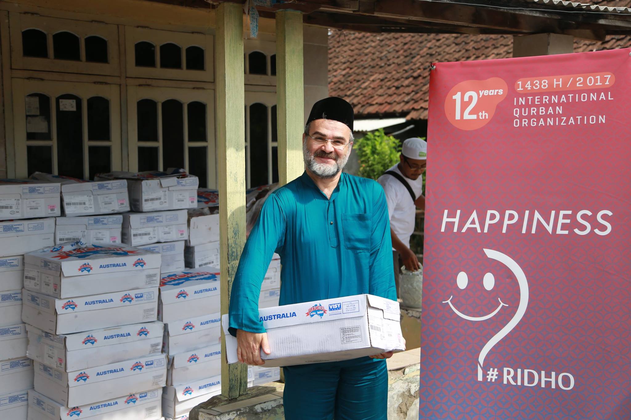 Nureddin Cosan distributing Qurban aid