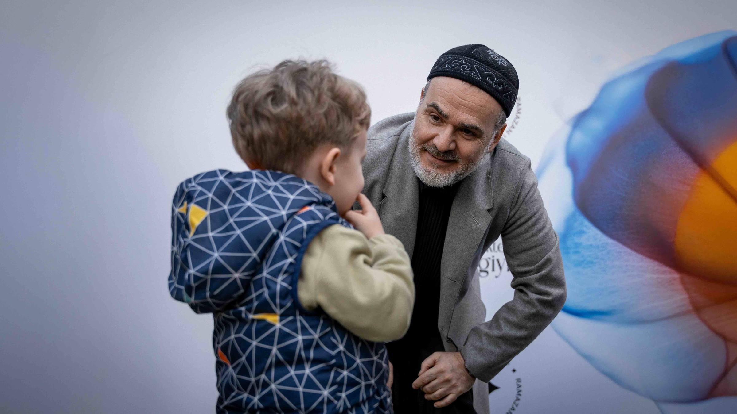 Nureddin Cosan speaking with a child